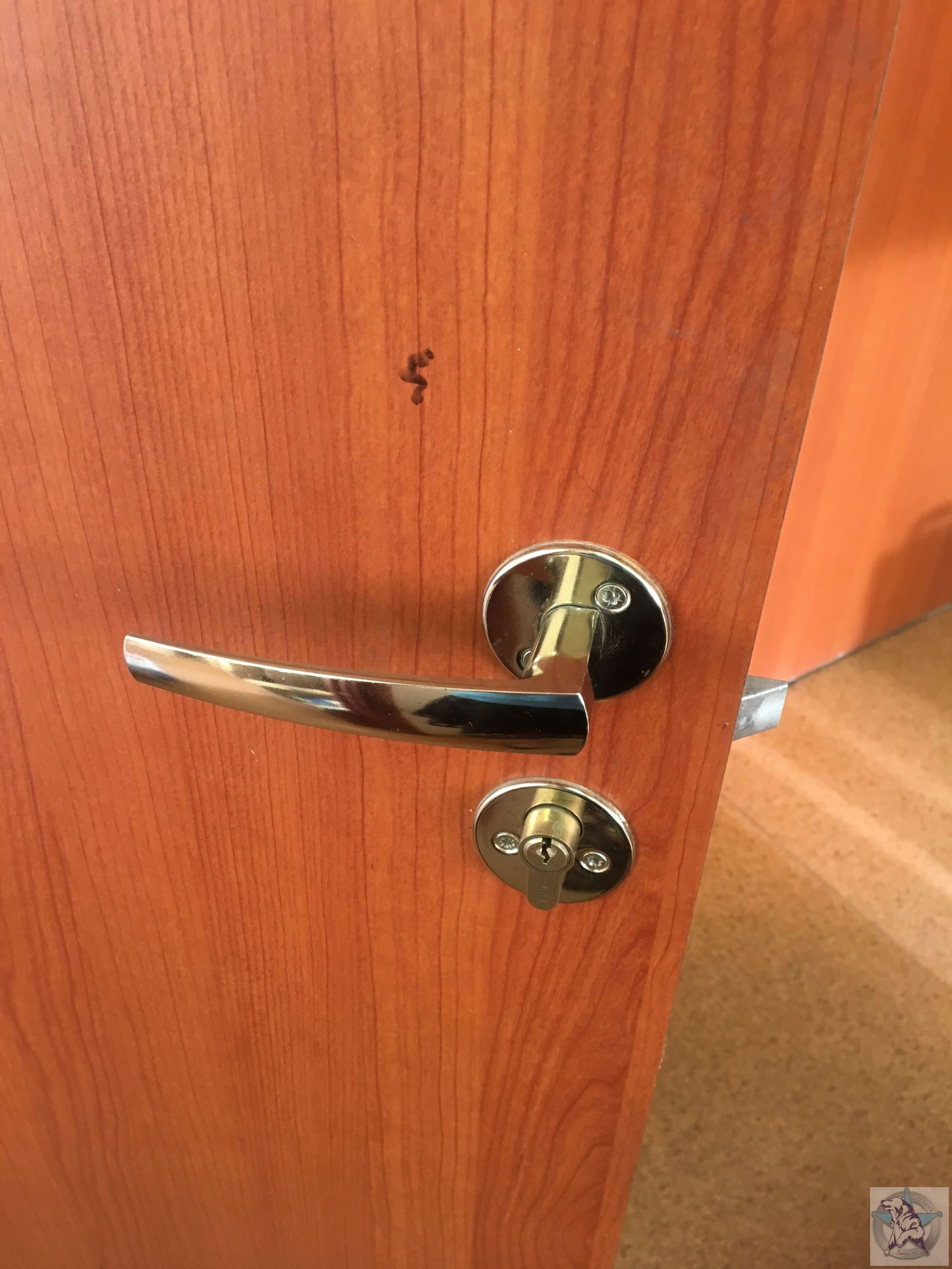 Установка замка в межкомнатную дверь