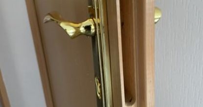 Ремонт и замена замков в деревянных дверях