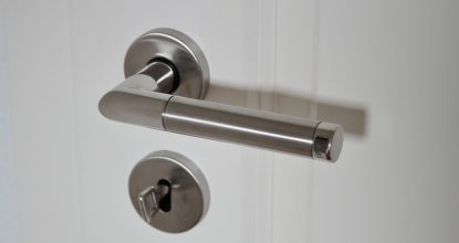 Открыть входную дверь