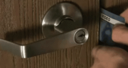 Как вскрыть дверной замок?